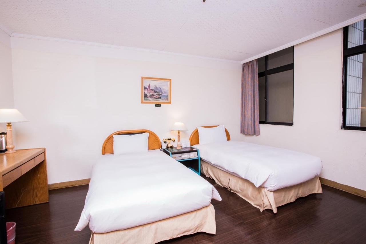 Back Home Hotel Chiayi Buitenkant foto