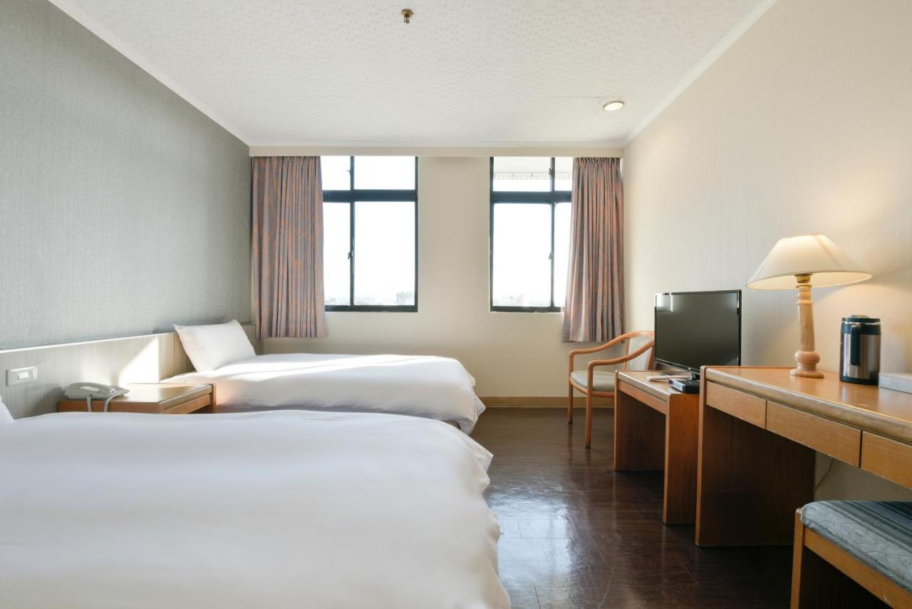 Back Home Hotel Chiayi Buitenkant foto