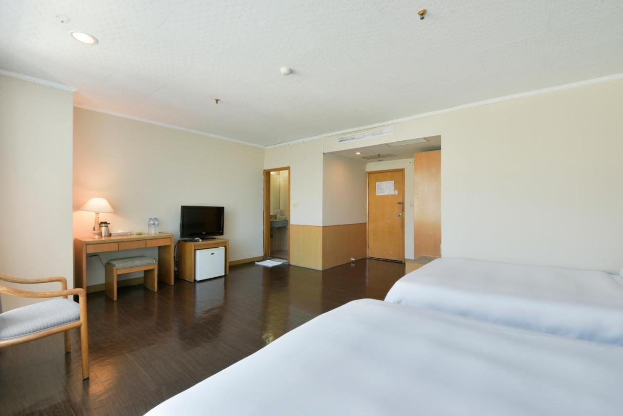 Back Home Hotel Chiayi Buitenkant foto
