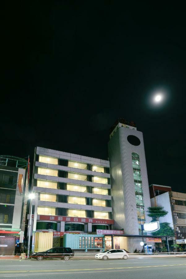 Back Home Hotel Chiayi Buitenkant foto