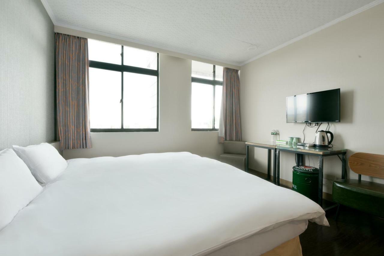 Back Home Hotel Chiayi Buitenkant foto