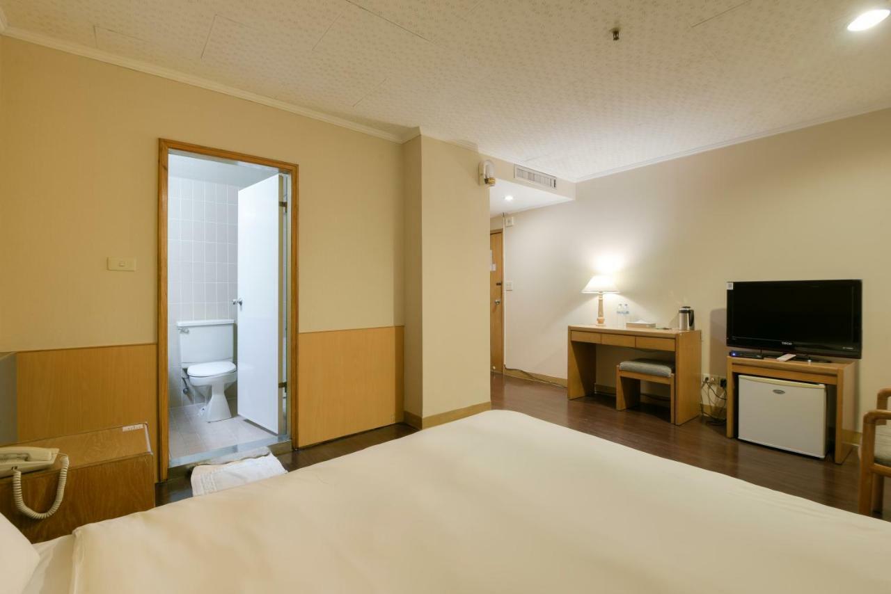 Back Home Hotel Chiayi Buitenkant foto